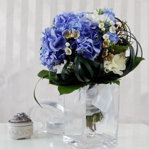 arranjo de flores azuis em vaso