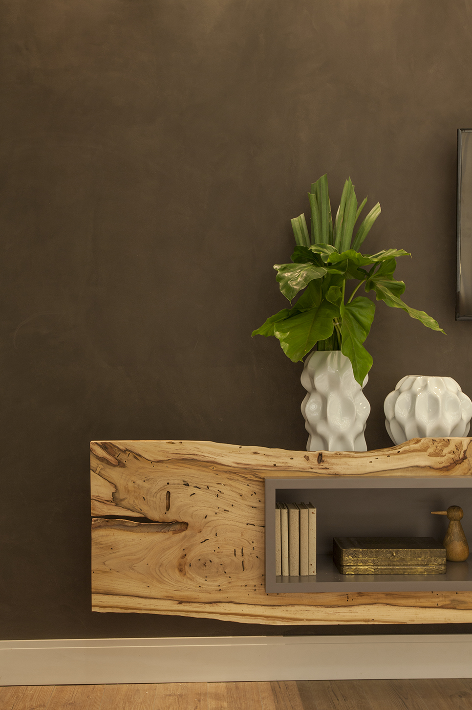 aparador de madeira sustentável