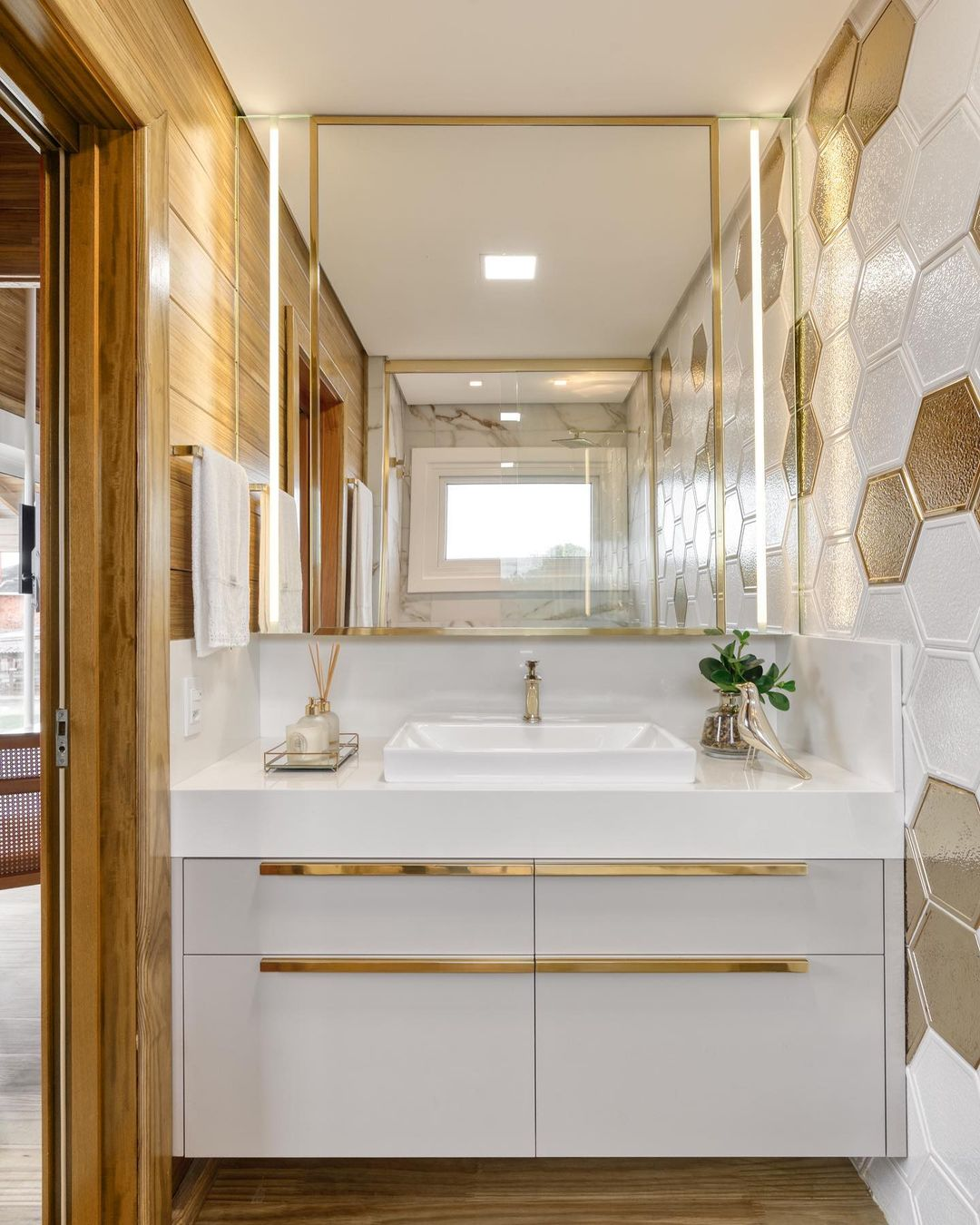 banheiro com dourado