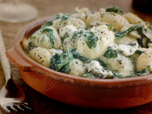 Receita de Nhoque ao Creme de Espinafre. Você vai adorar essa opção de almoço cheia de sabor