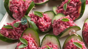 Receita de Canapé de Pepino com Beterraba, um aperitivo light diferenciado e fácil de fazer