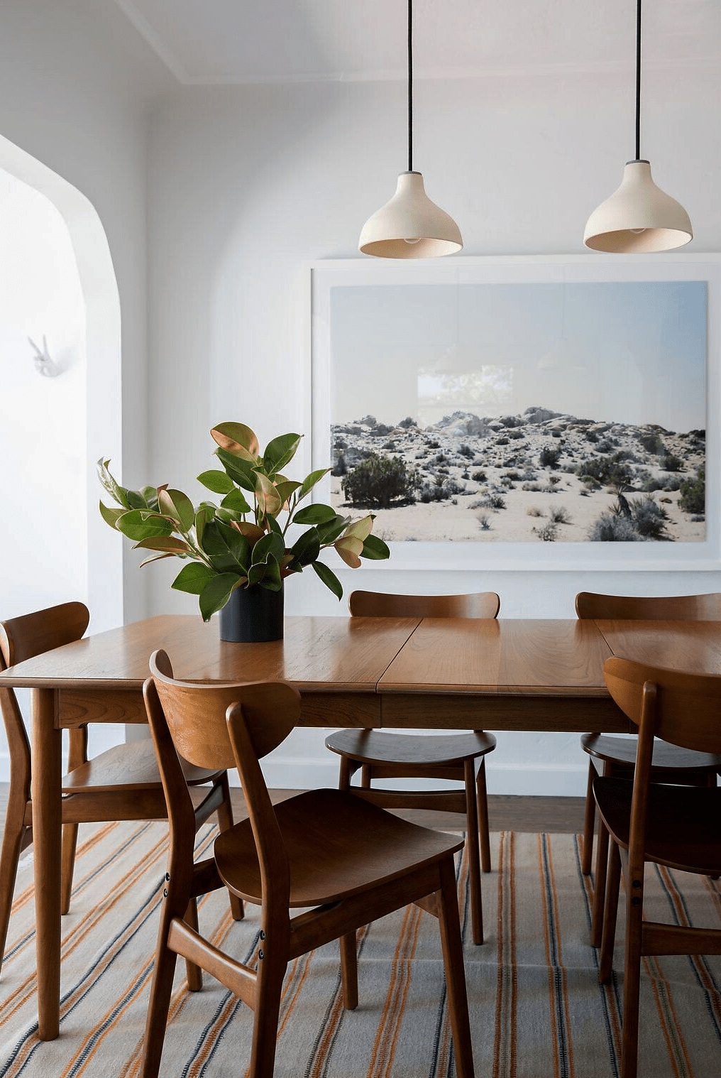 vaso com planta em mesa de jantar de madeira