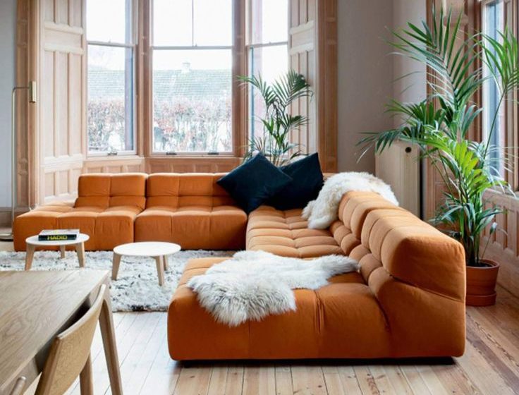 sofá grande em tom laranja