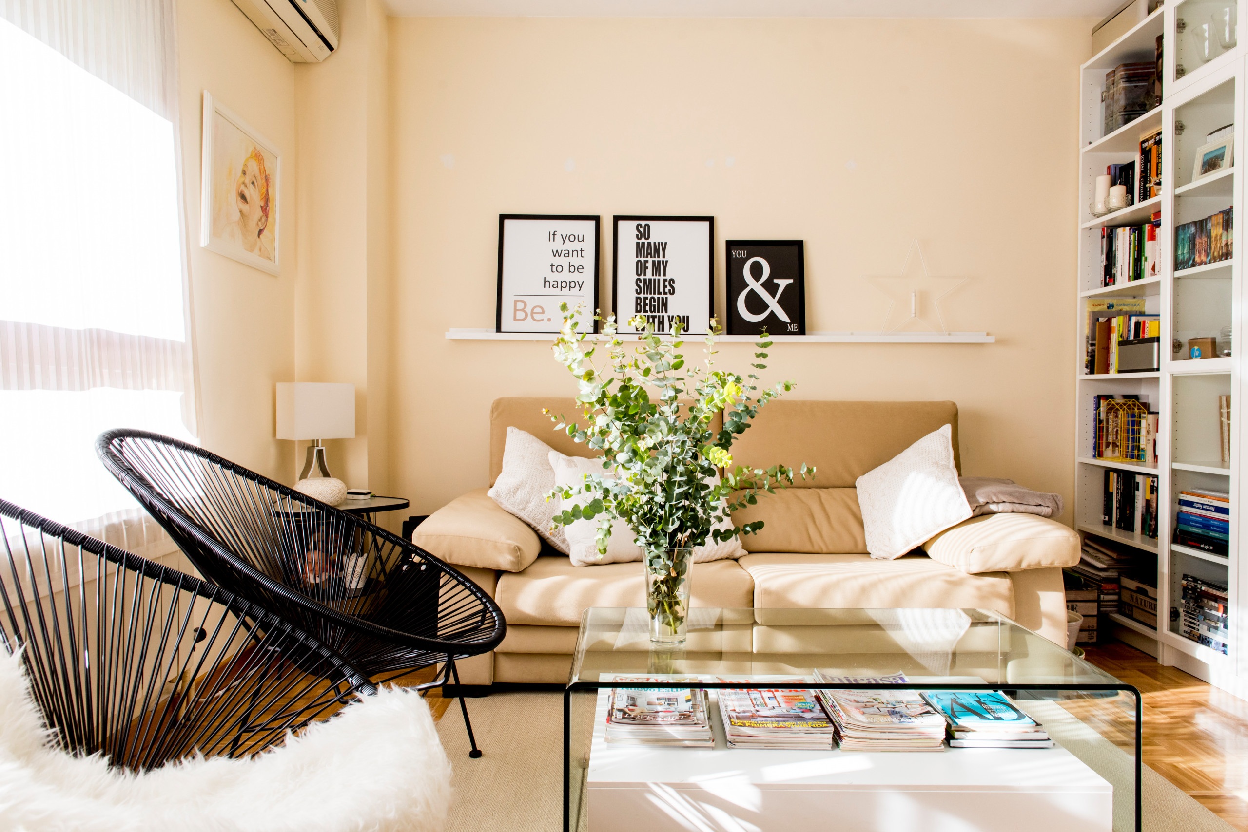 sala pequena com cor amarelo suave