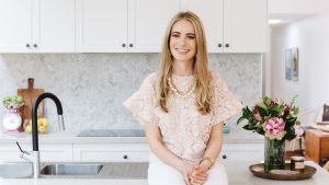 mulher sentada em bancada de cozinha