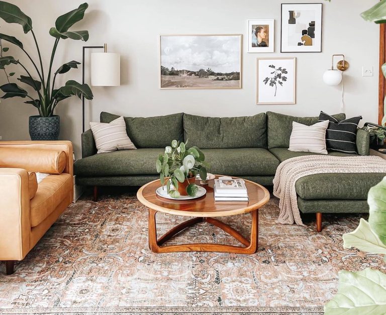 sofá verde com tapete claro