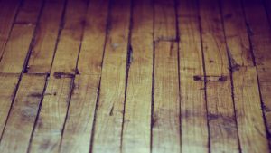 piso de madeira bastante usado