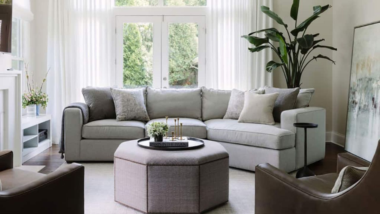 sala com tom sobre tom neutro