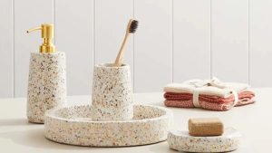 Esqueça o banheiro sem graça acessórios personalizados são o toque moderno que faltava