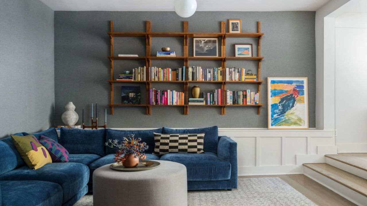 sala de estar com parede principal com estante