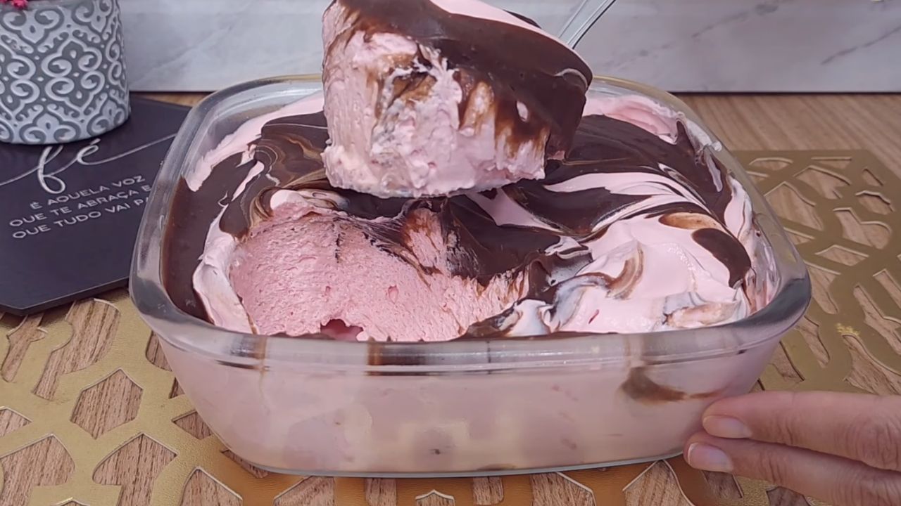 Aprenda a fazer o cremosinho de morango que está bombando na internet
