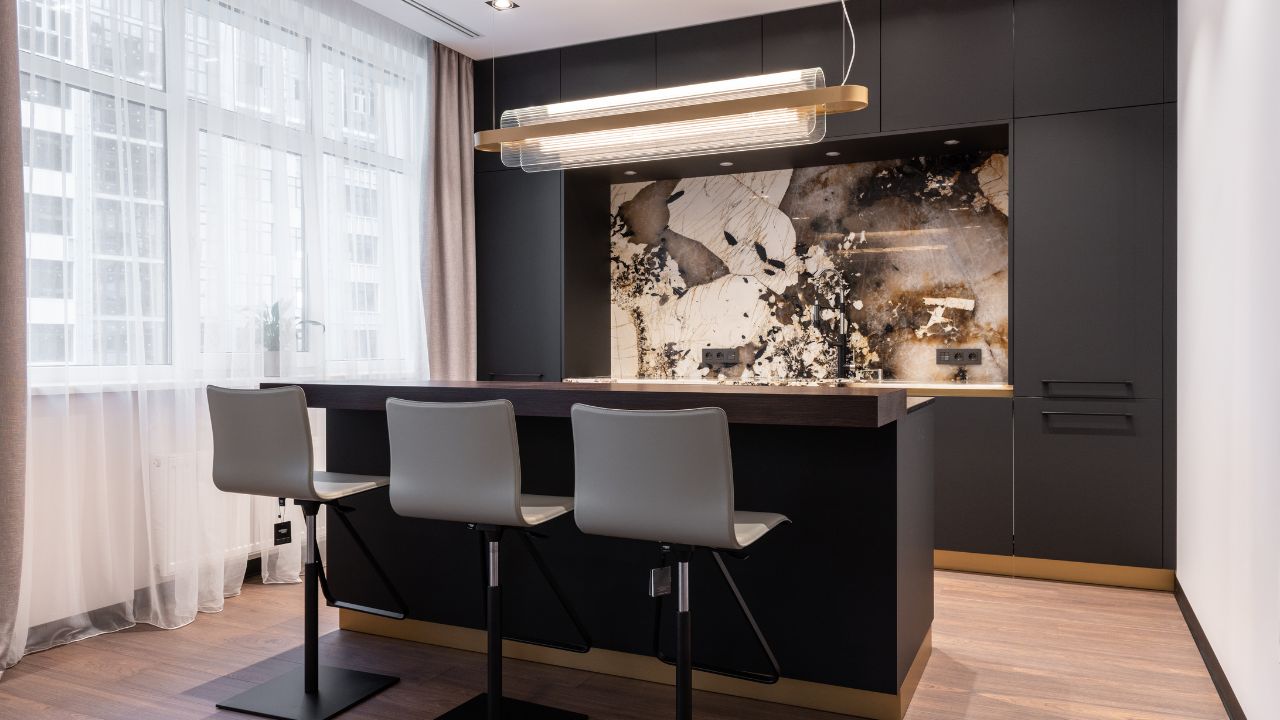 cozinha com móveis pretos