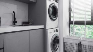 lavanderia integrada com cozinha cinza