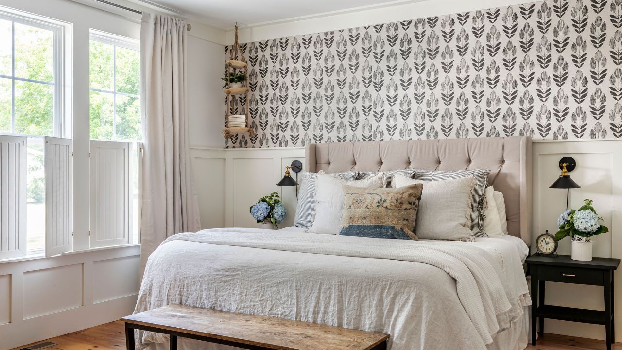 meia parede com papel de parede no quarto