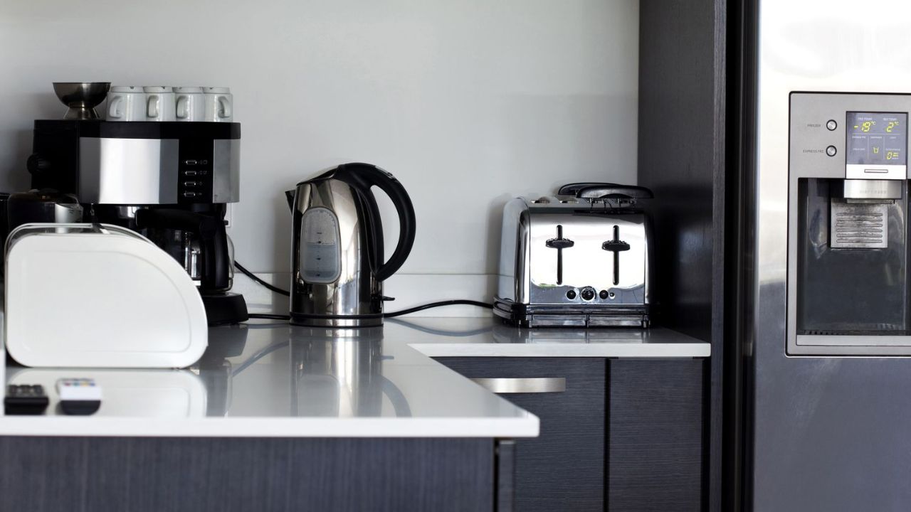 bancada de cozinha com vários eletrodomésticos