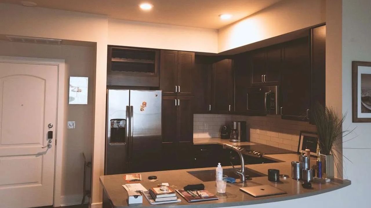 cozinha com péssima iluminação artificial