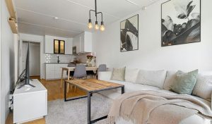 Sofá neutro em apartamento pequeno