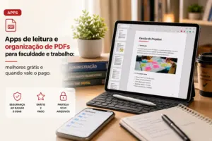 Notebook com app de gestão de projetos e celular na mesa de trabalho